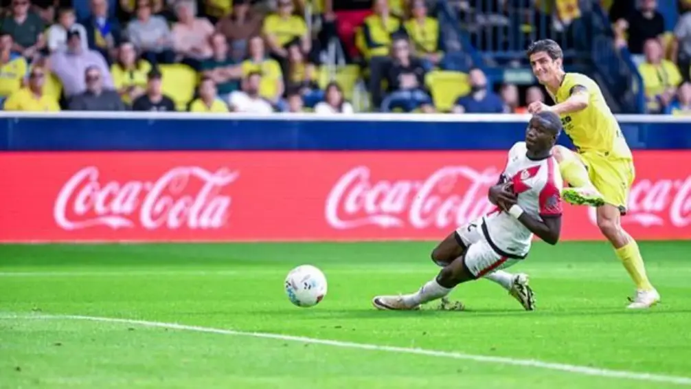 FOTOGRAFÍA. VILLAREAL (CASTILLÓN) COMUNIDAD VALENCIANA (REINO DE ESPAÑA), 01 DE NOVIEMBRE DE 2025. Gerard Moreno (d), marca al Rayo Vallecano durante el partido de LaLiga disputado este sábado en Villarreal. Efe