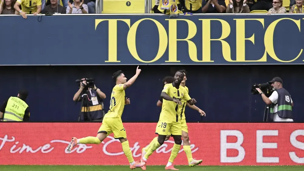 FOTOGRAFÍA. VILLAREAL (CASTILLÓN) COMUNIDAD VALENCIANA (REINO DE ESPAÑA), 01 DE NOVIEMBRE DE 2025. Los jugadores del Villarreal celebran su segundo gol, obra de Alberto Moleiro, durante el partido de LaLiga que enfrentó al Villarreal contra el Rayo Vallecano este sábado en Villarreal. Efe
