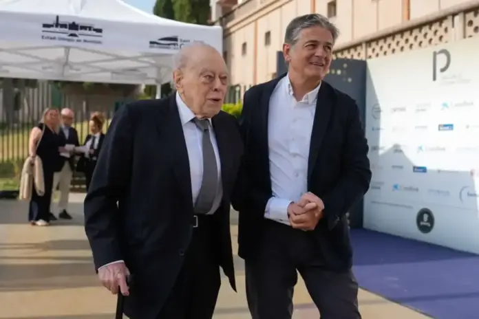 FOTOGRAFÍA. BARCELONA (CATALUÑA) REINO DE ESPAÑA, AÑO 2025. En la imagen, el procesado "Padre del separatismo" en Cataluña, expresidente del Gobierno de la Generalitat de Catalunya y líder de Convergencia i Unió (CiU), Jordi Pujol Soley (i); junto a su hijo, también procesado en el Caso Pujol/Caso Familia Pujol, Oriol Pujol Ferrusola (d). Efe