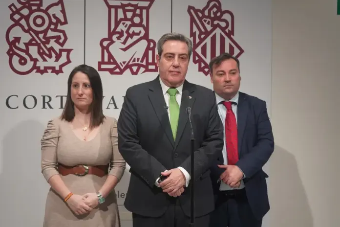 FOTOGRAFÍA. VALENCIA (COMUNIDAD VALENCIANA) REINO DE ESPAÑA, 27 DE NOVIEMBRE DE 2025. El portavoz del Grupo Parlamentario VOX en las Cortes Valencianas, José María Llanos Pitarch (c); junto a la portavoz adjunto del Grupo VOX Cortes Valencianas, Ana Vega Campos (i); y al diputado del Grupo VOX Cortes Valencianas, David Muñoz Pérez (d), este jueves en rueda de prensa. Lasvocesdelpueblo (Ñ Pueblo)