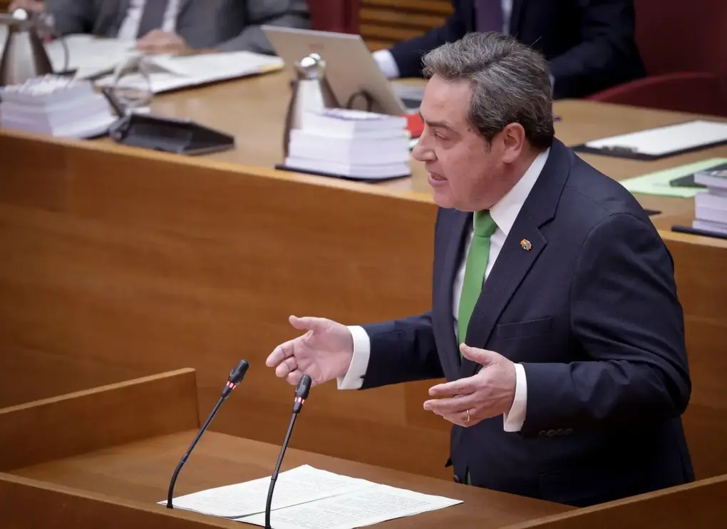 FOTOGRAFÍA. VALENCIA (COMUNIDAD VALENCIANA) REINO DE ESPAÑA, 27 DE NOVIEMBRE DE 2025. El portavoz del Grupo Parlamentario VOX en las Cortes Valencianas, José María Llanos Pitarch, registrado este jueves durante el debate de investidura del candidato del PP Juan Francisco Pérez Llorca (Juanfran Pérez Llorca), investido nuevo presidente del Govern de la Generalitat Valenciana con los síes de los 13 diputados de VOX, al asumir y hacer suyas las peticiones políticas de VOX, hasta acciones legales contra el presidente del Gobierno de España y secretario general del Partido Socialista Pedro Sánchez Pérez-Castejón por el papel de La Moncloa en la catástrofe de la DANA del 29 de octubre de 2024. Lasvocesdelpueblo (Ñ Pueblo)