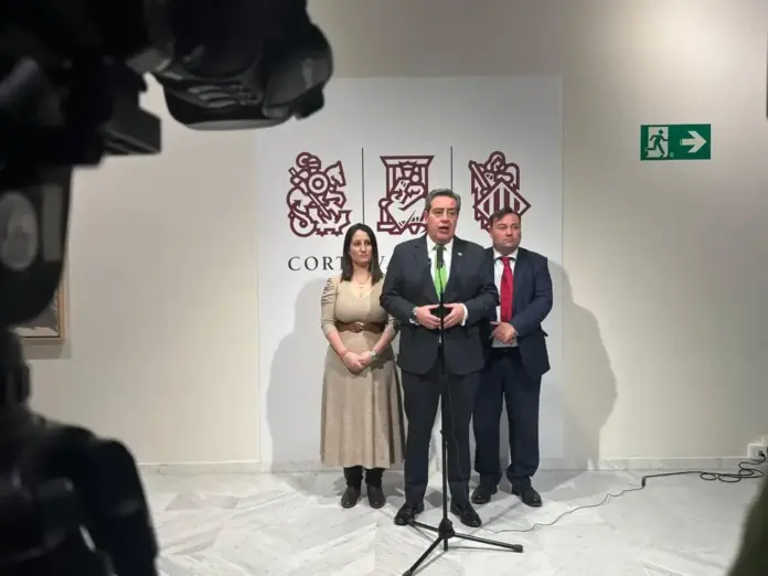 El presidente Juan Francisco Pérez Llorca asume las peticiones de VOX (3) FOTOGRAFÍA. VALENCIA (COMUNIDAD VALENCIANA) REINO DE ESPAÑA, 27 DE NOVIEMBRE DE 2025. El portavoz del Grupo Parlamentario VOX en las Cortes Valencianas, José María Llanos Pitarch (c); junto a la portavoz adjunto del Grupo VOX Cortes Valencianas, Ana Vega Campos (i); y al diputado del Grupo VOX Cortes Valencianas, David Muñoz Pérez (d), este jueves en rueda de prensa. Lasvocesdelpueblo (Ñ Pueblo)