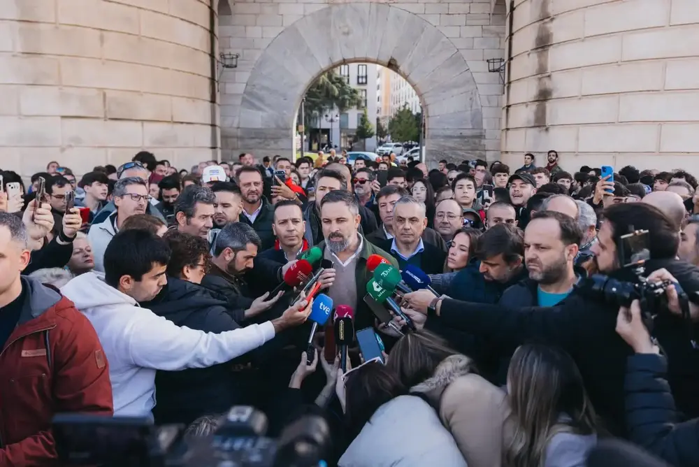 FOTOGRAFÍA. BADAJOZ (EXTREMADURA), 17 DE NOVIEMBRE DE 2025. Elecciones Extremadura 21D. La Jornada de presentación de candidatos de VOX empieza con una carpa informativa en Badajoz y finalizará con un gran acto público en Mérida. El presidente de VOX y de Patriots of Europe, Santiago Abascal Conde, ha denunciado este lunes desde Badajoz, que el PSOE se haya atrevido a presentar a Miguel Ángel Gallardo Miranda como candidato: "Es un insulto. Colocar como candidato al que creó un puesto de trabajo falso para el hermanísimo de Pedro Sánchez Pérez-Castejón. Es un insulto hacer que los extremeños le paguen un sueldo a quien no sabe dónde está su puesto de trabajo". Lasvocesdelpueblo (Ñ Pueblo)