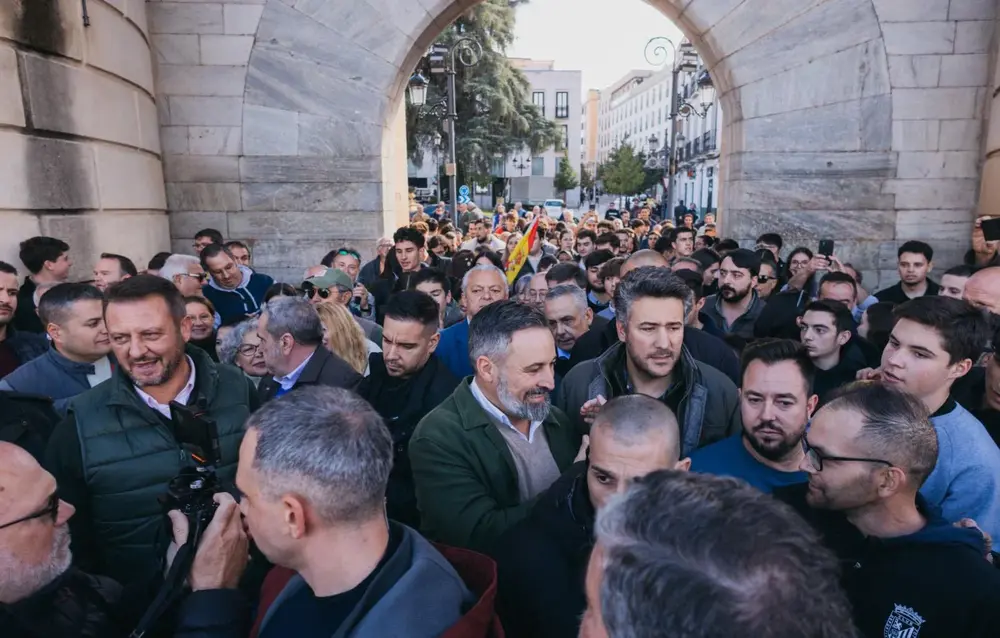 FOTOGRAFÍA. BADAJOZ (EXTREMADURA), 17 DE NOVIEMBRE DE 2025. Elecciones Extremadura 21D. La Jornada de presentación de candidatos de VOX empieza con una carpa informativa en Badajoz y finalizará con un gran acto público en Mérida. El presidente de VOX y de Patriots of Europe, Santiago Abascal Conde, ha denunciado este lunes desde Badajoz, que el PSOE se haya atrevido a presentar a Miguel Ángel Gallardo Miranda como candidato: "Es un insulto. Colocar como candidato al que creó un puesto de trabajo falso para el hermanísimo de Pedro Sánchez Pérez-Castejón. Es un insulto hacer que los extremeños le paguen un sueldo a quien no sabe dónde está su puesto de trabajo". Lasvocesdelpueblo (Ñ Pueblo)