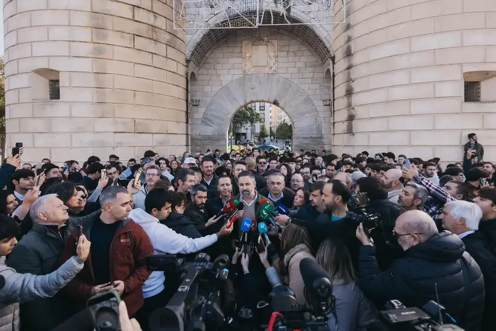 FOTOGRAFÍA. BADAJOZ (EXTREMADURA), 17 DE NOVIEMBRE DE 2025. Elecciones Extremadura 21D. La Jornada de presentación de candidatos de VOX empieza con una carpa informativa en Badajoz y finalizará con un gran acto público en Mérida. El presidente de VOX y de Patriots of Europe, Santiago Abascal Conde, ha denunciado este lunes desde Badajoz, que el PSOE se haya atrevido a presentar a Miguel Ángel Gallardo Miranda como candidato: "Es un insulto. Colocar como candidato al que creó un puesto de trabajo falso para el hermanísimo de Pedro Sánchez Pérez-Castejón. Es un insulto hacer que los extremeños le paguen un sueldo a quien no sabe dónde está su puesto de trabajo". Lasvocesdelpueblo (Ñ Pueblo)