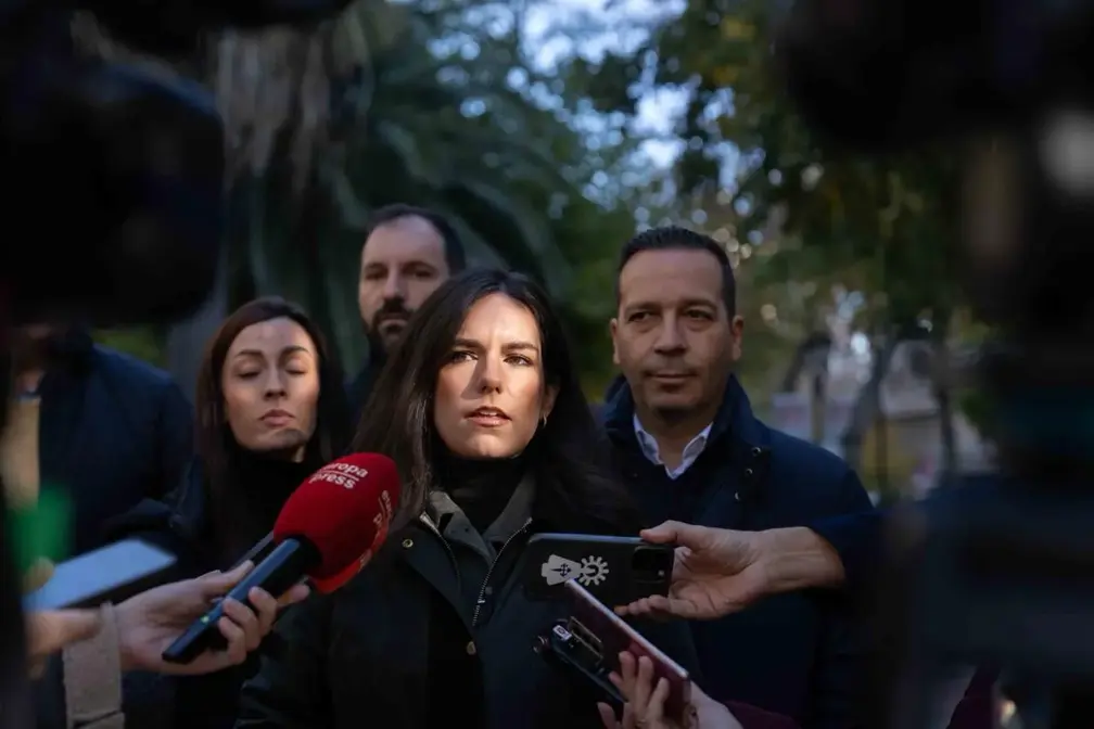 FOTOGRAFÍA. CÁCERES (EXTREMADURA (REINO DE ESPAÑA), 28 DE NOVIEMBRE DE 2025. El candidato de VOX a la Presidencia de la Junta de Extremadura en los comicios autonómicos del próximo 21 de diciembre, Óscar Fernández Calle (d); y su jefa, portavoz de VOX en el Congreso de los Diputados, María José Rodríguez de Millán Parro (Pepa Millán) (c); atienden a los medios de comunicación en Cáceres. Lasvocesdelpueblo (Ñ Pueblo)