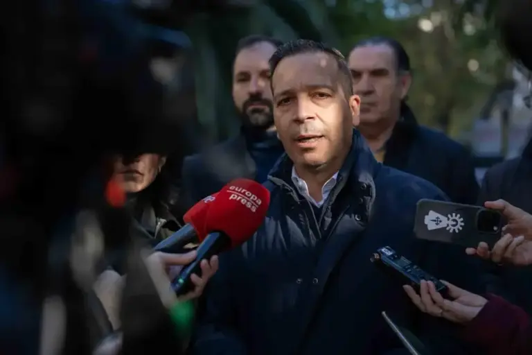 FOTOGRAFÍA. CÁCERES (EXTREMADURA (REINO DE ESPAÑA), 28 DE NOVIEMBRE DE 2025. El candidato de VOX a la Presidencia de la Junta de Extremadura en los comicios autonómicos del próximo 21 de diciembre, Óscar Fernández Calle (d); y su jefa, portavoz de VOX en el Congreso de los Diputados, María José Rodríguez de Millán Parro (Pepa Millán) (i); atienden a los medios de comunicación en Cáceres. Lasvocesdelpueblo (Ñ Pueblo)