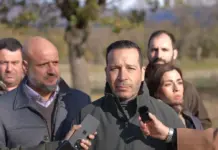 FOTOGRAFÍA. TEJEDA DEL TIÉTAR (CÁCERES) EXTREMADURA (REINO DE ESPAÑA), 30 DE NOVIEMBRE DE 2025. El candidato de VOX para presidir la Junta de Extremadura, Óscar Fernández Calle (c); acompañado de Rodrigo Javier Alonso Fernández (i); el portavoz nacional de Agricultura de VOX; registrados este domingo en Tejeda del Tiétar (Cáceres). Lasvocesdelpueblo (Ñ Pueblo)