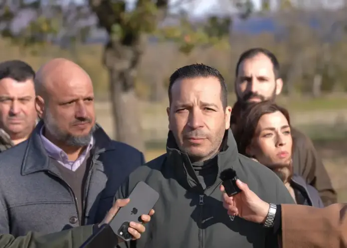 FOTOGRAFÍA. TEJEDA DEL TIÉTAR (CÁCERES) EXTREMADURA (REINO DE ESPAÑA), 30 DE NOVIEMBRE DE 2025. El candidato de VOX para presidir la Junta de Extremadura, Óscar Fernández Calle (c); acompañado de Rodrigo Javier Alonso Fernández (i); el portavoz nacional de Agricultura de VOX; registrados este domingo en Tejeda del Tiétar (Cáceres). Lasvocesdelpueblo (Ñ Pueblo)