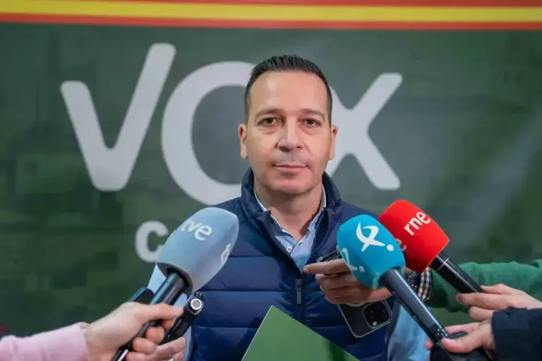 FOTOGRAFÍA. CÁCERES (EXTREMADURA) REINO DE ESPAÑA, 20 DE NOVIEMBRE DE 2025. Elecciones Extremadura 21D. El candidato de VOX a la Presidencia de Junta de Extremadura, Óscar Fernández Calle, registrado este jueves durante una rueda de prensa. Lasvocesdelpueblo (Ñ Pueblo)