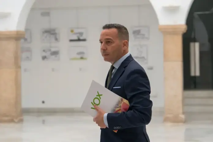 FOTOGRAFÍA. CÁCERES (EXTREMADURA) REINO DE ESPAÑA, 19 DE NOVIEMBRE DE 2025. VOX ha dado a conocer este miércoles los cinco primeros integrantes de sus listas por Cáceres a las Cortes de Extremadura para las elecciones extremeñas del 21 de diciembre (21D), entre ellos Óscar Fernández Calle, candidato a la Presidencia de la Junta de Extremadura. Lasvocesdelpueblo (Ñ Pueblo)