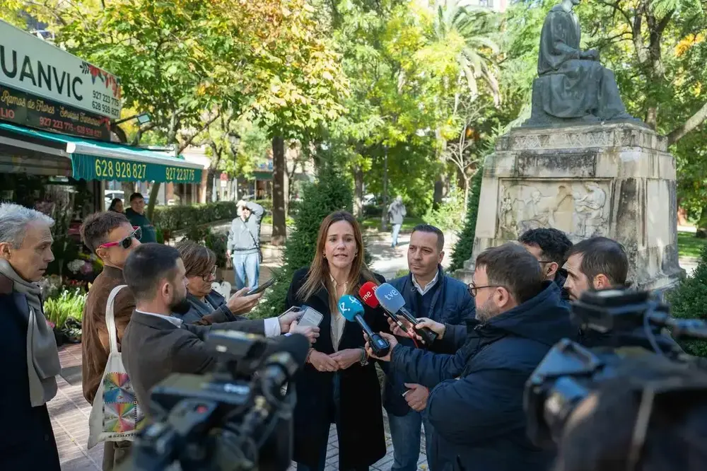 FOTOGRAFÍA. CÁRCERES (EXTREMADURA) REINO DE ESPAÑA, 19 DE NOVIEMBRE DE 2025. La portavoz nacional de VOX de la Agenda España y portavoz del Grupo Parlamentario de VOX en la Asamblea de Madrid, Isabel La Buena (Isabel Pérez Moniño-Aranda), Isabel La Buena (Isabel Pérez Moniño-Aranda) (i); se ha estrenado este miércoles en la precampaña electoral de los comicios autonómicos de Extremadura del 21 de diciembre de 2025, junto al candidato de la Resistencia obrera española a la Presidencia de la Junta de Extremadura, Óscar Fernández Calle (d); en una rueda de prensa en Cáceres. Lasvocesdelpueblo (Ñ Pueblo)