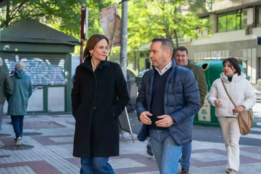 FOTOGRAFÍA. CÁRCERES (EXTREMADURA) REINO DE ESPAÑA, 19 DE NOVIEMBRE DE 2025. La portavoz nacional de VOX de la Agenda España y portavoz del Grupo Parlamentario de VOX en la Asamblea de Madrid, Isabel La Buena (Isabel Pérez Moniño-Aranda), Isabel La Buena (Isabel Pérez Moniño-Aranda), se ha estrenado este miércoles en la precampaña electoral de los comicios autonómicos de Extremadura del 21 de diciembre de 2025, junto al candidato de la Resistencia obrera española a la Presidencia de la Junta de Extremadura, Óscar Fernández Calle, en una rueda de prensa en Cáceres. Lasvocesdelpueblo (Ñ Pueblo)