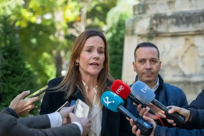 FOTOGRAFÍA. CÁRCERES (EXTREMADURA) REINO DE ESPAÑA, 19 DE NOVIEMBRE DE 2025. La portavoz nacional de VOX de la Agenda España y portavoz del Grupo Parlamentario de VOX en la Asamblea de Madrid, Isabel La Buena (Isabel Pérez Moniño-Aranda), Isabel La Buena (Isabel Pérez Moniño-Aranda) (i); se ha estrenado este miércoles en la precampaña electoral de los comicios autonómicos de Extremadura del 21 de diciembre de 2025, junto al candidato de la Resistencia obrera española a la Presidencia de la Junta de Extremadura, Óscar Fernández Calle (d); en una rueda de prensa en Cáceres. Lasvocesdelpueblo (Ñ Pueblo)