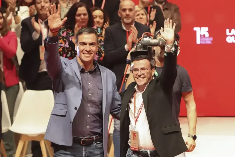 FOTOGRAFÍA. MÉRIDA (EXTREMADURA) REINO DE ESPAÑA, 19 DE ENERO DE 2025. El Partido Socialista (PSOE) y presidente del Gobierno de España, Pedro Sánchez Pérez-Castejón (i); en la clausura del XV Congreso del PSOE de Extremadura, que refrendó a su líder regional, quien se aforó por vías oscuras para evitar su imputación por los juzgados, Miguel Ángel Gallardo (d). Efe