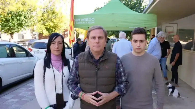 FOTOGRAFÍA. PALAFOLLS (BARCELONA) CATALUÑA (REINO DE ESPAÑA), 15 DE NOVIEMBRE DE 2025. El portavoz del Grupo Parlamentario de VOX en el Parlamento de Cataluña y presidente de VOX en la provincia de Barcelona, Joan Garriga Doménech, registrado este mediodía junto a los miembros de la agrupación local de VOX en Palafolls, Erik Pérez y Estefanía Perezagua Delgado, durante un encuentro con los vecinos. Lasvocesdelpueblo (Ñ Pueblo)