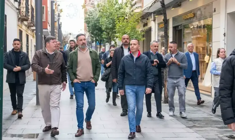 FOTOGRAFÍA. BADAJOZ (EXTREMADURA), 17 DE NOVIEMBRE DE 2025. Elecciones Extremadura 21D. La Jornada de presentación de candidatos de VOX empieza con una carpa informativa en Badajoz y finalizará con un gran acto público en Mérida. El presidente de VOX y de Patriots of Europe, Santiago Abascal Conde (c); junto al candidato de VOX a la Presidencia de la Junta de Extremadura, Óscar Fernández Calle (d); y al senador y cabeza de lista por Badajoz, Ángel Pelayo Gordillo (2ª fila 3d); ha denunciado este lunes desde Badajoz, que el PSOE se haya atrevido a presentar a Miguel Ángel Gallardo Miranda como candidato: "Es un insulto. Colocar como candidato al que creó un puesto de trabajo falso para el hermanísimo de Pedro Sánchez Pérez-Castejón. Es un insulto hacer que los extremeños le paguen un sueldo a quien no sabe dónde está su puesto de trabajo". Lasvocesdelpueblo (Ñ Pueblo)