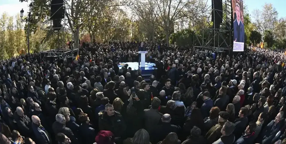 FOTOGRAFÍA. MADRID (REINO DE ESPAÑA), 30 DE NOVIEMBRE DE 2025. El líder del Partido Popular (PP), Alberto Núñez Feijóo, ofrece un discurso durante la concentración contra el Gobierno de Pedro Sánchez Pérez-Castejón, por los casos de corrupción, convocada por el PP bajo el lema «Efectivamente: ¿mafia o democracia?», en el Templo de Debod de Madrid, a la que se han sumado alrededor de 80.000 personas, según fuentes del partido. Efe