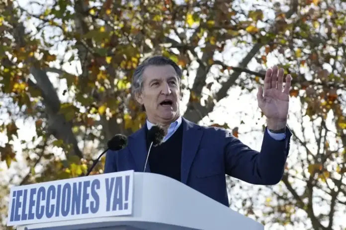 Feijóo denuncia la corrupción que rodea al Gobierno y PSOE (2) FOTOGRAFÍA. MADRID (REINO DE ESPAÑA), 30 DE NOVIEMBRE DE 2025. El líder del Partido Popular (PP), Alberto Núñez Feijóo, ofrece un discurso durante la concentración contra el Gobierno de Pedro Sánchez Pérez-Castejón, por los casos de corrupción, convocada por el PP bajo el lema «Efectivamente: ¿mafia o democracia?», en el Templo de Debod de Madrid, a la que se han sumado alrededor de 80.000 personas, según fuentes del partido. Efe