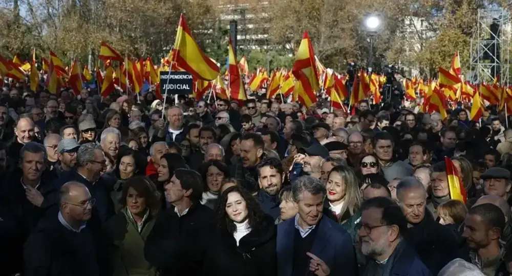 FOTOGRAFÍA. MADRID (REINO DE ESPAÑA), 30 DE NOVIEMBRE DE 2025. El socialismo azul Partido Popular (PP) registrado durante la concentración contra el Gobierno de Pedro Sánchez Pérez-Castejón, por los casos de corrupción, convocada por el PP bajo el lema «Efectivamente: ¿mafia o democracia?», en el Templo de Debod de Madrid, a la que se han sumado alrededor de 80.000 personas, según fuentes del partido. Entre los asistentes -todos del PP-, (De i a d) El portavoz del PP en el Congreso Miguel Tellado, Ana Botella, el expresidente José María Aznar, la presidente de la Comunidad de Madrid, Isabel Diaz Ayuso; el líder del PP, Alberto Núñez-Feijóo, y el expresidente Marino Rajoy. Efe