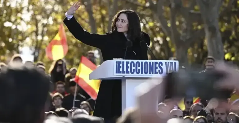 FOTOGRAFÍA. MADRID (REINO DE ESPAÑA), 30 DE NOVIEMBRE DE 2025. En la imagen, la presidente del Gobierno de la Comunidad de Madrid y del PP madrileño, Isabel La Mala (Isabel Natividad Díaz Ayuso). El socialismo azul Partido Popular (PP) registrado durante la concentración contra el Gobierno de Pedro Sánchez Pérez-Castejón, por los casos de corrupción, convocada por el PP bajo el lema «Efectivamente: ¿mafia o democracia?», en el Templo de Debod de Madrid, a la que se han sumado alrededor de 80.000 personas, según fuentes del partido. Entre los asistentes -todos del PP-, (De i a d) El portavoz del PP en el Congreso Miguel Tellado, Ana Botella, el expresidente José María Aznar; el líder del PP, Alberto Núñez-Feijóo, y el expresidente Marino Rajoy. Efe