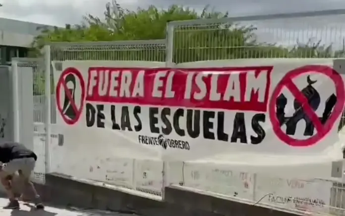 FOTOGRAFÍA. TARRASA (BARCELONA) CATALUÑA (REINO DE ESPAÑA, 12 DE SEPTIEMBRE DE 2025. Un grupo de afiliados y simpatizantes del partido de la verdadera izquierda española, Frente Obrero, denuncia la islamización masiva de España con el dinero de los impuestos de los españoles; una religión totalitaria "como el islam, que no respeta a las mujeres, que no respeta a los homosexuales (LGTBIQ+) y que no sabe lo qué es la libertad, se normalice y se implante en nuestras escuelas". "Estamos normalizando que niñas vayan con hiyab al colegio, estamos normalizando menús Halal [comida árabe] en nuestros colegios y estamos normalizando que niñas no vayan a determinadas extraescolares porque se juntan con chicos y no pueden hacer determinadas actividades" -denuncian- "¡Fuera el islam de nuestras escuelas!", exigen desde Frente Obrero. Captura vídeo de Frente Obrero/Lasvocesdelpueblo (Ñ Pueblo)