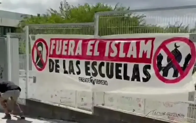 FOTOGRAFÍA. TARRASA (BARCELONA) CATALUÑA (REINO DE ESPAÑA, 12 DE SEPTIEMBRE DE 2025. Un grupo de afiliados y simpatizantes del partido de la verdadera izquierda española, Frente Obrero, denuncia la islamización masiva de España con el dinero de los impuestos de los españoles; una religión totalitaria "como el islam, que no respeta a las mujeres, que no respeta a los homosexuales (LGTBIQ+) y que no sabe lo qué es la libertad, se normalice y se implante en nuestras escuelas". "Estamos normalizando que niñas vayan con hiyab al colegio, estamos normalizando menús Halal [comida árabe] en nuestros colegios y estamos normalizando que niñas no vayan a determinadas extraescolares porque se juntan con chicos y no pueden hacer determinadas actividades" -denuncian- "¡Fuera el islam de nuestras escuelas!", exigen desde Frente Obrero. Captura vídeo de Frente Obrero/Lasvocesdelpueblo (Ñ Pueblo)