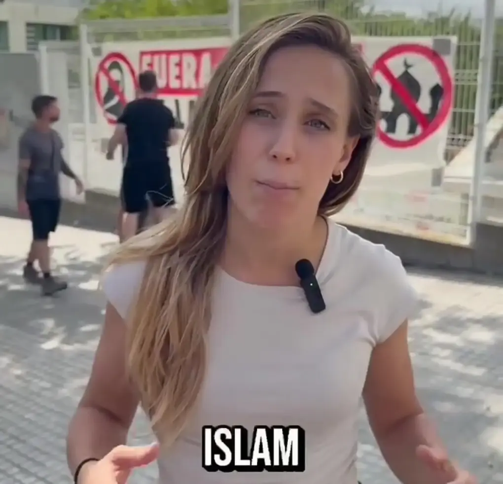 FOTOGRAFÍA. TARRASA (BARCELONA) CATALUÑA (REINO DE ESPAÑA, 12 DE SEPTIEMBRE DE 2025. Un grupo de afiliados y simpatizantes del partido de la verdadera izquierda española, Frente Obrero, denuncia la islamización masiva de España con el dinero de los impuestos de los españoles; una religión totalitaria "como el islam, que no respeta a las mujeres, que no respeta a los homosexuales (LGTBIQ+) y que no sabe lo qué es la libertad, se normalice y se implante en nuestras escuelas". "Estamos normalizando que niñas vayan con hiyab al colegio, estamos normalizando menús Halal [comida árabe] en nuestros colegios y estamos normalizando que niñas no vayan a determinadas extraescolares porque se juntan con chicos y no pueden hacer determinadas actividades" -denuncian- "¡Fuera el islam de nuestras escuelas!", exigen desde Frente Obrero. Captura vídeo de Frente Obrero/Lasvocesdelpueblo (Ñ Pueblo)