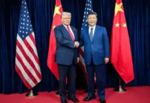 China suspende sus aranceles y pone fin a su espionaje comercial a EEUU FOTOGRAFÍA. SEUL (COREA DEL SUR), 30 DE OCTUBRE DE 2025. El presidente 45° y actual 47° presidente de los Estados Unidos de América (EEUU), Donald John Trump (i); se reunió este viernes en Seul (Corea del sur) con el dictador socialista Xi Jinping (d), secretario general del Partido Comunista Chino (PCCh), presidente de la Comisión Militar Central de China y presidente de la República Popular China -conocido también como "líder supremo de China"-; un encuentro que puso fin a la guerra comercial entre ambos países después de que China reconociera a EEUU como primera potencia mundial al aceptar todas las exigencias de Washington D. C., capital de EEUU. Lasvocesdelpueblo (Ñ Pueblo)