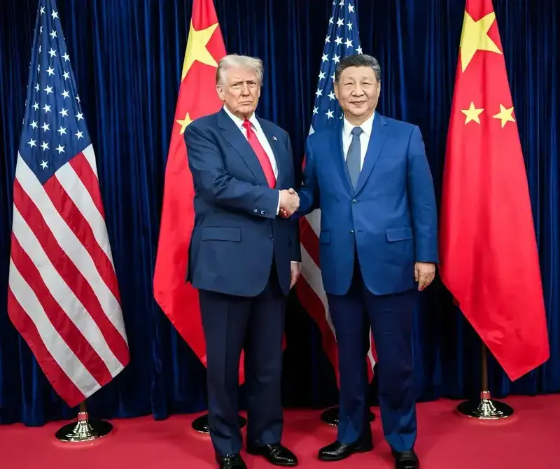 China suspende sus aranceles y pone fin a su espionaje comercial a EEUU FOTOGRAFÍA. SEUL (COREA DEL SUR), 30 DE OCTUBRE DE 2025. El presidente 45° y actual 47° presidente de los Estados Unidos de América (EEUU), Donald John Trump (i); se reunió este viernes en Seul (Corea del sur) con el dictador socialista Xi Jinping (d), secretario general del Partido Comunista Chino (PCCh), presidente de la Comisión Militar Central de China y presidente de la República Popular China -conocido también como "líder supremo de China"-; un encuentro que puso fin a la guerra comercial entre ambos países después de que China reconociera a EEUU como primera potencia mundial al aceptar todas las exigencias de Washington D. C., capital de EEUU. Lasvocesdelpueblo (Ñ Pueblo)