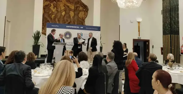 FOTOGRAFÍA. MADRID (REINO DE ESPAÑA), 21 DE NOVIEMBRE DE 2025. La Asociación Profesional Colegial de Asesores de Inversión, Financiación y Peritos Judiciales (AIF) entregó sus prestigiosos galardones "Expofinancial" el pasado viernes 21 de noviembre en Madrid; una Expofinancial que se ha convertido en una "plataforma clave para el intercambio de conocimientos y la promoción de la excelencia en el sector financiero en España, de cara a la buena evolución de empresas y negocios rentables, ayudando también a la integración empresarial de nuevos emprendedores". Lasvocesdelpueblo ( Ñ Pueblo)
