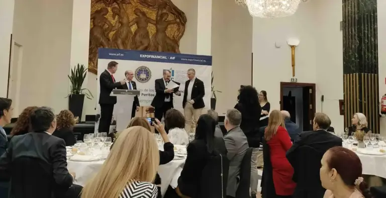 FOTOGRAFÍA. MADRID (REINO DE ESPAÑA), 21 DE NOVIEMBRE DE 2025. La Asociación Profesional Colegial de Asesores de Inversión, Financiación y Peritos Judiciales (AIF) entregó sus prestigiosos galardones "Expofinancial" el pasado viernes 21 de noviembre en Madrid; una Expofinancial que se ha convertido en una "plataforma clave para el intercambio de conocimientos y la promoción de la excelencia en el sector financiero en España, de cara a la buena evolución de empresas y negocios rentables, ayudando también a la integración empresarial de nuevos emprendedores". Lasvocesdelpueblo ( Ñ Pueblo)