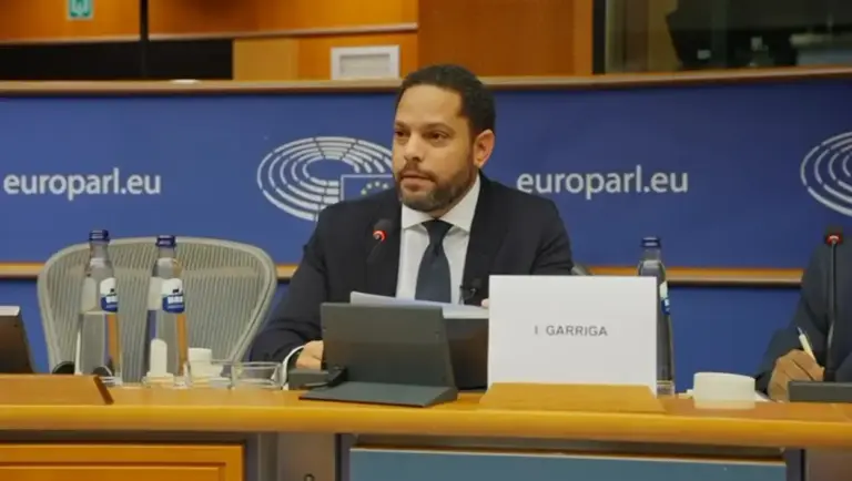 FOTOGRAFÍA. BRUSELAS (BÉLGICA), 12 DE NOVIEMBRE DE 2025. El Parlamento Europeo acoge una conferencia sobre el pogromo de los cristianos en países africanos con fuertes presencia del islamismo, en su mayoría, pero también sobre la masacre de fieles cristianos en el resto de planeta tierra por parte de los grupos islamistas; debate en el que han participado/asistido los eurodiputados de Patriots of Europe, entre ellos los de la delegación de VOX en Bruselas, como Margarita de la Pisa, Jorge Buxadé Villalba, Mireia Borrás Pavón, Jorge Martín Frías, Juan Carlos Girauta Vidal, y Hermann Leopoldo Tertsch del Valle-Lersundi, junto al secretario general de VOX, Ignacio Garriga Vaz de Conceiçao, arropando al secretario general de la Conferencia Episcopal de Tanzania, Charles Kitima. Lasvocesdelpueblo (Ñ Pueblo)