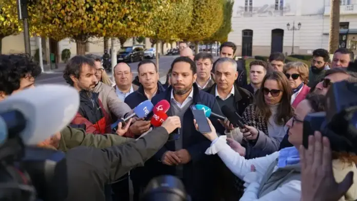 FOTOGRAFÍA. BADAJOZ (EXTREMADURA) REINO DE ESPAÑA, 26 DE NOVIEMBRE DE 2025. Elecciones Extremadura 21D. El secretario general de VOX y presidente del Grupo Parlamentario de la resistencia en el Parlamento de Cataluña, Ignacio Garriga Vaz de Conceiçao (c); compareció este miércoles ante los medios de comunicación en Badajoz, Extremadura, acompañado del candidato de VOX a la Presidencia de la Junta de Extremadura, Óscar Fernández Calle (i); y del senador y cabeza de lista por Badajoz, Ángel Pelayo Gordillo (d). Lasvocesdelpueblo  (Ñ Pueblo)