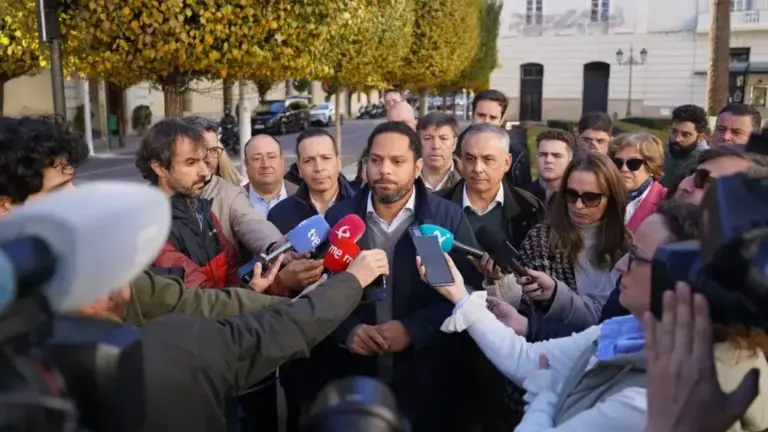FOTOGRAFÍA. BADAJOZ (EXTREMADURA) REINO DE ESPAÑA, 26 DE NOVIEMBRE DE 2025. Elecciones Extremadura 21D. El secretario general de VOX y presidente del Grupo Parlamentario de la resistencia en el Parlamento de Cataluña, Ignacio Garriga Vaz de Conceiçao (c); compareció este miércoles ante los medios de comunicación en Badajoz, Extremadura, acompañado del candidato de VOX a la Presidencia de la Junta de Extremadura, Óscar Fernández Calle (i); y del senador y cabeza de lista por Badajoz, Ángel Pelayo Gordillo (d). Lasvocesdelpueblo  (Ñ Pueblo)