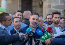 Abascal: «Extremadura es el espejo del gobierno corrupto y mafioso que padece España» FOTOGRAFÍA. PLASENCIA (CÁCERES) EXTREMADURA (REINO DE ESPAÑA), 03 DE NOVIEMBRE DE 2025. El presidente de VOX y de Patriots of Europe ha iniciado este lunes en Plasencia (Cáceres) su recorrido por Comunidad autónoma de Extremadura con motivo del arranque de la precampaña electoral, antes de continuar por la tarde en la capital cacereña en un acto abierto al público, que se prevé multitudinario. Lasvocesdelpueblo (Ñ Pueblo)