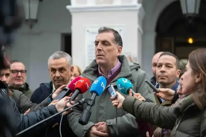 FOTOGRAFÍA. MÉRIDA (EXTREMADURA) REINO DE ESPAÑA, 24 DE NOVIEMBRE DE 2025. Elecciones Extremadura 21D. El portavoz nacional de VOX en materia de Inmigración, Interior y Seguridad, Samuel Vázquez Álvarez (c); compareció este lunes ante los medios en Mérida acompañado del candidato de VOX a la Presidencia de la Junta de Extremadura, Óscar Fernández Calle (d), y del senador y cabeza de lista por Badajoz, Ángel Pelayo Gordillo (i). Lasvocesdelpueblo (Ñ Pueblo)