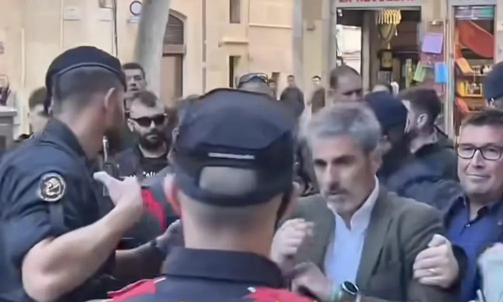 FOTOGRAFÍA. BARCELONA (CATALUÑA), 06 DE NOVIEMBRE DE 2025. Varios individuos extremistas y violentos, integrantes del grupo nazi "Antifa", han atacado al político catalán Gonzalo de Oro-Pulido Plaza (2d), junto a un escolta del partido y miembros de VOX Barcelona accediendo en la zona asediada, en el barrio de Sants (ciudad de Barcelona), Comunidad autónoma de Cataluña, la tarde de este jueves. Lasvocesdelpueblo (Ñ Pueblo)