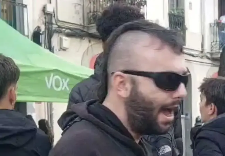 FOTOGRAFÍA. BARCELONA (CATALUÑA), 06 DE NOVIEMBRE DE 2025. Varios individuos extremistas y violentos, integrantes del grupo nazi "Antifa", han atacado al político catalán Gonzalo de Oro-Pulido Plaza en el barrio de Sants (ciudad de Barcelona), Comunidad autónoma de Cataluña, la tarde de este jueves. Lasvocesdelpueblo (Ñ Pueblo)