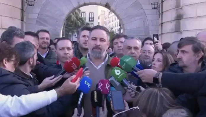 FOTOGRAFÍA. BADAJOZ (EXTREMADURA), 17 DE NOVIEMBRE DE 2025. Elecciones Extremadura 21D. La Jornada de presentación de candidatos de VOX empieza con una carpa informativa en Badajoz y finalizará con un gran acto público en Mérida. El presidente de VOX y de Patriots of Europe, Santiago Abascal Conde, ha denunciado este lunes desde Badajoz, que el PSOE se haya atrevido a presentar a Miguel Ángel Gallardo Miranda como candidato: "Es un insulto. Colocar como candidato al que creó un puesto de trabajo falso para el hermanísimo de Pedro Sánchez Pérez-Castejón. Es un insulto hacer que los extremeños le paguen un sueldo a quien no sabe dónde está su puesto de trabajo". Lasvocesdelpueblo (Ñ Pueblo)