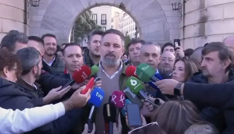FOTOGRAFÍA. BADAJOZ (EXTREMADURA), 17 DE NOVIEMBRE DE 2025. Elecciones Extremadura 21D. La Jornada de presentación de candidatos de VOX empieza con una carpa informativa en Badajoz y finalizará con un gran acto público en Mérida. El presidente de VOX y de Patriots of Europe, Santiago Abascal Conde, ha denunciado este lunes desde Badajoz, que el PSOE se haya atrevido a presentar a Miguel Ángel Gallardo Miranda como candidato: "Es un insulto. Colocar como candidato al que creó un puesto de trabajo falso para el hermanísimo de Pedro Sánchez Pérez-Castejón. Es un insulto hacer que los extremeños le paguen un sueldo a quien no sabe dónde está su puesto de trabajo". Lasvocesdelpueblo (Ñ Pueblo)