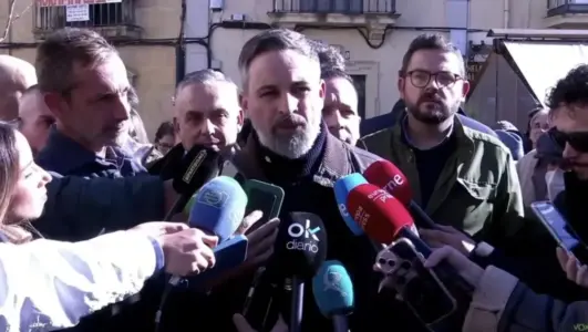 FOTOGRAFÍA. CORIA (EXTREMADURA) REINO DE ESPAÑA, 21 DE NOVIEMBRE DE 2025. El presidente de VOX, Santiago Abascal Conde, este miércoles, desde Coria (Extremadura) adonde ha viajado en el marco de la precampaña extremeña. Lasvocesdelpueblo (Ñ Pueblo)