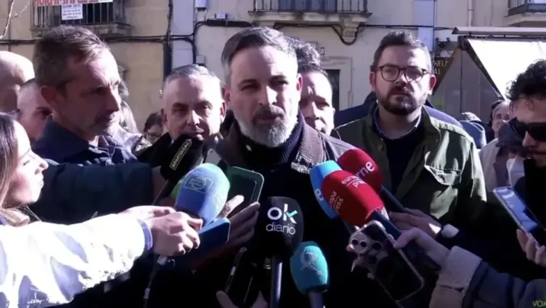 FOTOGRAFÍA. CORIA (EXTREMADURA) REINO DE ESPAÑA, 21 DE NOVIEMBRE DE 2025. El presidente de VOX, Santiago Abascal Conde, este miércoles, desde Coria (Extremadura) adonde ha viajado en el marco de la precampaña extremeña. Lasvocesdelpueblo (Ñ Pueblo)