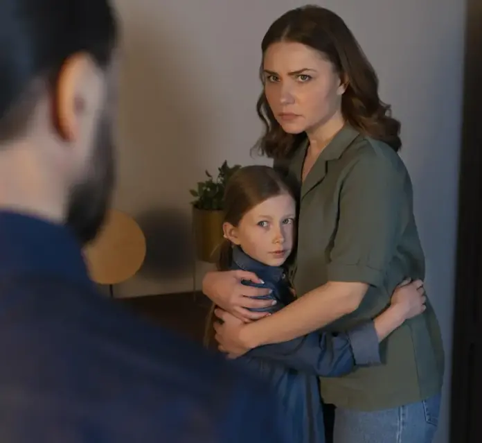 FOTOGRAFÍA. MUNDO, 21 DE NOVIEMBRE DE 2025. Detalle de una imagen que muestra un momento de tensión en una familia joven. Imagen creada por Freepik/Lasvocesdelpueblo (Ñ Pueblo)