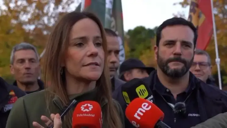FOTOGRAFÍA. MADRID (REINO DE ESPAÑA), 22 D ENOVIEMBRE DE 2025. la portavoz nacional de Agenda España y portavoz del Grupo Parlamentario de VOX en la Asamblea de Madrid, Isabel Pérez Moñino-Aranda (Isabel La Buena) (i); junto al secretario general del Sindicato para la Defensa de los Trabajadores de España SOLIDARIDAD, Jordi Albert de la Fuente Miró (Jordi de la Fuente) (d); ha participado a la manifestación motorizada convocada y organizada por SOLIDARIDAD en Madrid en contra de la imposición de la ZBE. Lasvocesdelpueblo (Ñ Pueblo)