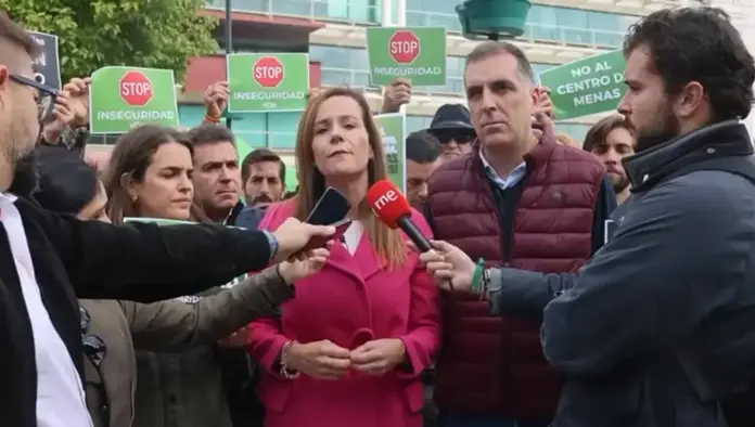 FOTOGRAFÍA. FUENLABRADA (COMUNIDAD DE MADRID) REINO DE ESPAÑA, 01 DE NOVERIMBRE DE 2025. La portavoz nacional de Agenda España de VOX, Isabel Pérez Moñino-Aranda (Isabel La Buena), junto al portavoz nacional en materia de Inmigración, Interior y Seguridad de VOX, Samuel Vázquez Álvarez, registrados este sábado, 1 de noviembre de 2025, ante un centro de inmigrantes menores ilegales Menores Extranjeros No Acompañados (MENA) de Fuenlabrada. Lasvocesdelpueblo (Ñ Pueblo)