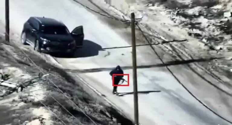 FOTOGRAFÍA. RÁFAH (FRANJA DE GAZA), 21 DE NOVIEMBRE DE 2025. En la imagen, uno de los terroristas eliminados, cruza la llamada "Línea Amarilla" del Acuerdo de Paz firmado en Egipto en marco del Plan Trump para Gaza, y abre fuego contra los guerreros santos de Israel, antes de recibir una respuesta que lo lleva directamente al infierno. El Ejército israelí ha informado este viernes que los guerreros santos de la Tierra Santa han tenido que actuar en Ráfah (sur de la Franja de Gaza) y en Ain al-Hilweh (sur del Líbano) para proteger las vidas de la gente vulnerable donde los terroristas islamofascistas están intentando rearmarse y volver cobrar protagonismo en el Medio Oriente. Lasvocesdelpueblo (Ñ Pueblo)