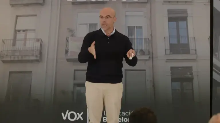 FOTOGRAFÍA. MATARÓ (BARCELONA) CATALUÑA (REINO D EESPAÑA, 08 DE NOVIEMBRE DE 2025. El vicepresidente del Comité de Acción Política (CAP) de VOX, jefe de la Delegación de VOX en el Parlamento Europeo siendo miembro del Grupo Parlamentario de Patriots of Europe en la Eurocámara y jefe de los Servicios Jurídicos nacionales de VOX, Jorge Buxadé Villalba, registrado este sábado durante su intervención en las llamadas "Jornadas Municipalistas de VOX" en Mataró (Barcelona); un encuentro que reúne a los concejales, cargos orgánicos y simpatizantes que comparten experiencias y propuestas sobre vivienda, seguridad, limpieza, apoyo a las familias y defensa de los servicios básicos, siempre bajo el lema "Primero Nuestros Vecinos", que finalizan mañana domingo 9 de noviembre en un acto público con la participación del secretario general de VOX, Ignacio Garriga Vaz de Conceiçao. Lasvocesdelpueblo (Ñ Pueblo)