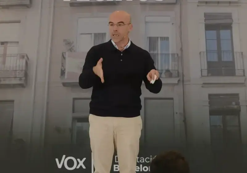 Primero Nuestros Vecinos | Hay que reconquistar derechos e identidad FOTOGRAFÍA. MATARÓ (BARCELONA) CATALUÑA (REINO D EESPAÑA, 08 DE NOVIEMBRE DE 2025. El vicepresidente del Comité de Acción Política (CAP) de VOX, jefe de la Delegación de VOX en el Parlamento Europeo siendo miembro del Grupo Parlamentario de Patriots of Europe en la Eurocámara y jefe de los Servicios Jurídicos nacionales de VOX, Jorge Buxadé Villalba, registrado este sábado durante su intervención en las llamadas "Jornadas Municipalistas de VOX" en Mataró (Barcelona); un encuentro que reúne a los concejales, cargos orgánicos y simpatizantes que comparten experiencias y propuestas sobre vivienda, seguridad, limpieza, apoyo a las familias y defensa de los servicios básicos, siempre bajo el lema "Primero Nuestros Vecinos", que finalizan mañana domingo 9 de noviembre en un acto público con la participación del secretario general de VOX, Ignacio Garriga Vaz de Conceiçao. Lasvocesdelpueblo (Ñ Pueblo)