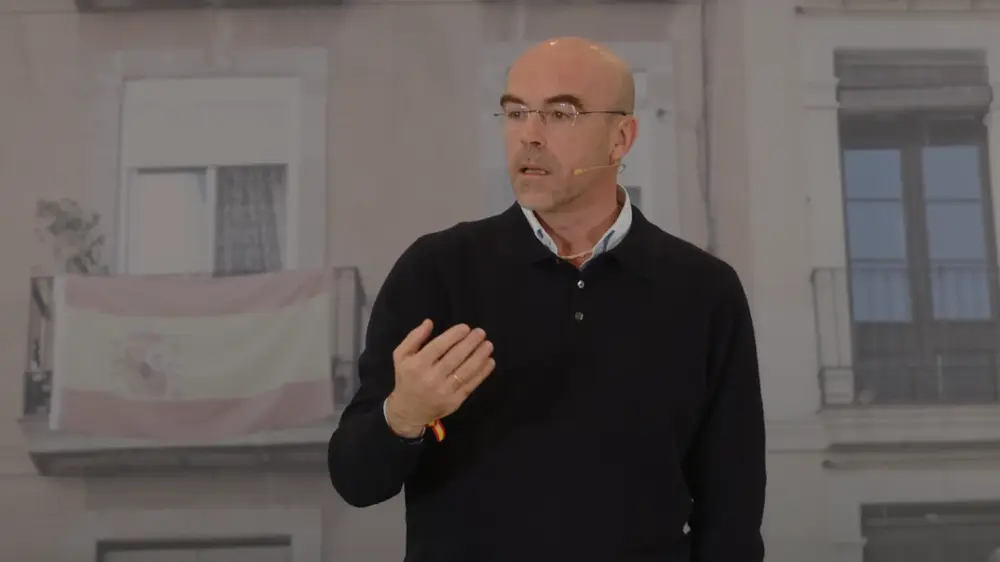 FOTOGRAFÍA. MATARÓ (BARCELONA) CATALUÑA (REINO D EESPAÑA, 08 DE NOVIEMBRE DE 2025. El vicepresidente del Comité de Acción Política (CAP) de VOX, jefe de la Delegación de VOX en el Parlamento Europeo siendo miembro del Grupo Parlamentario de Patriots of Europe en la Eurocámara y jefe de los Servicios Jurídicos nacionales de VOX, Jorge Buxadé Villalba, registrado este sábado durante su intervención en las llamadas "Jornadas Municipalistas de VOX" en Mataró (Barcelona); un encuentro que reúne a los concejales, cargos orgánicos y simpatizantes que comparten experiencias y propuestas sobre vivienda, seguridad, limpieza, apoyo a las familias y defensa de los servicios básicos, siempre bajo el lema "Primero Nuestros Vecinos", que finalizan mañana domingo 9 de noviembre en un acto público con la participación del secretario general de VOX, Ignacio Garriga Vaz de Conceiçao. Lasvocesdelpueblo (Ñ Pueblo)